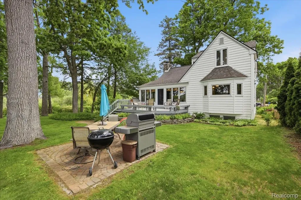 6880 Forestlawn Court Waterford Charter Township MI 48327
