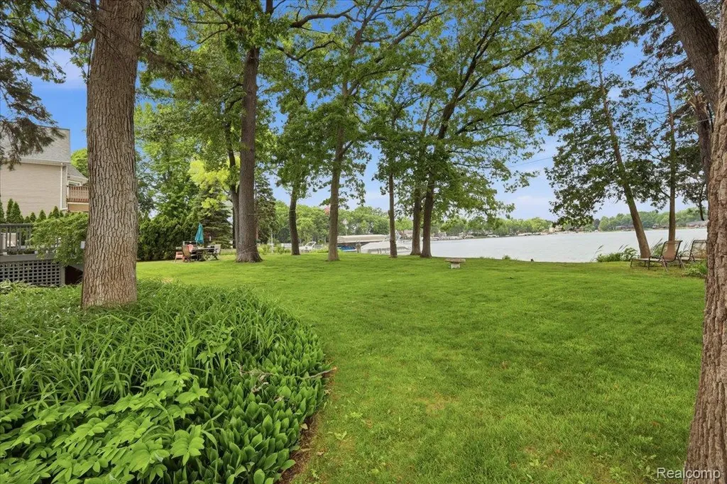 6880 Forestlawn Court Waterford Charter Township MI 48327