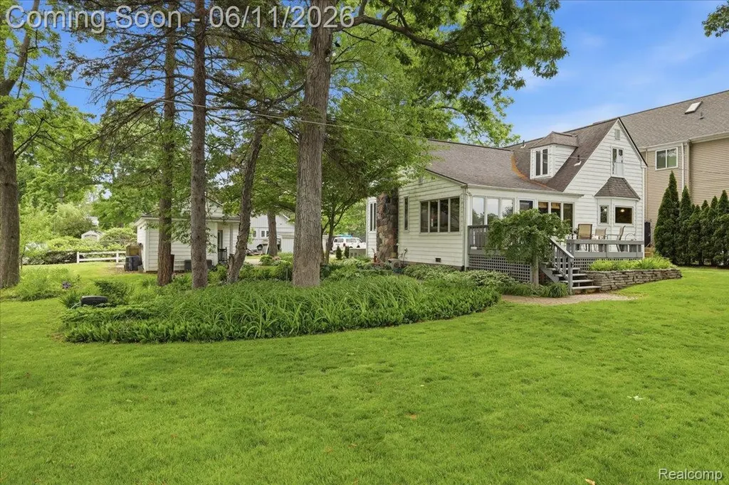 6880 Forestlawn Court Waterford Charter Township MI 48327
