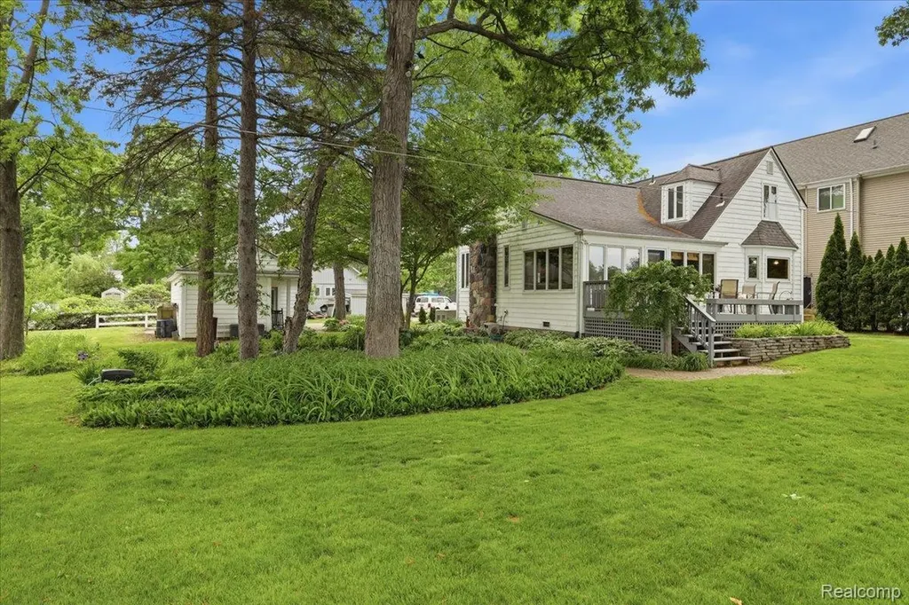 6880 Forestlawn Court Waterford Charter Township MI 48327