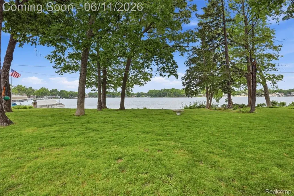 6880 Forestlawn Court Waterford Charter Township MI 48327