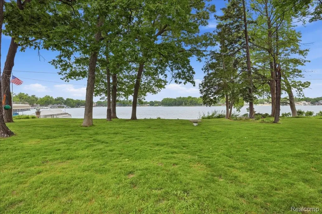 6880 Forestlawn Court Waterford Charter Township MI 48327