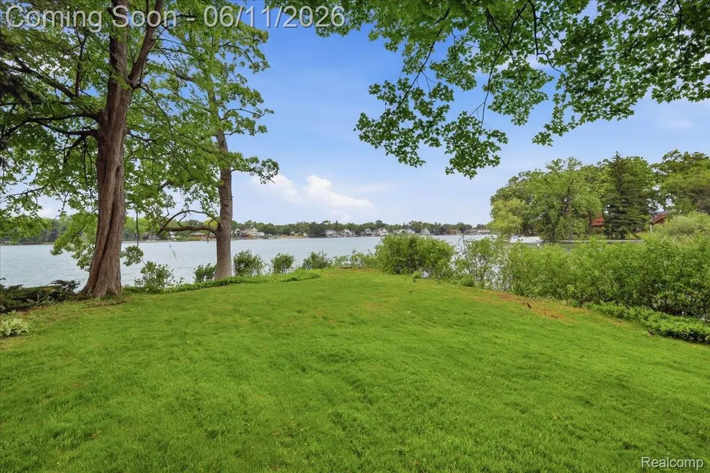 6880 Forestlawn Court Waterford Charter Township MI 48327