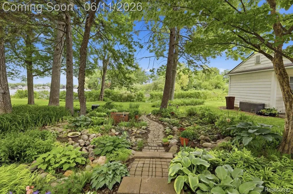 6880 Forestlawn Court Waterford Charter Township MI 48327
