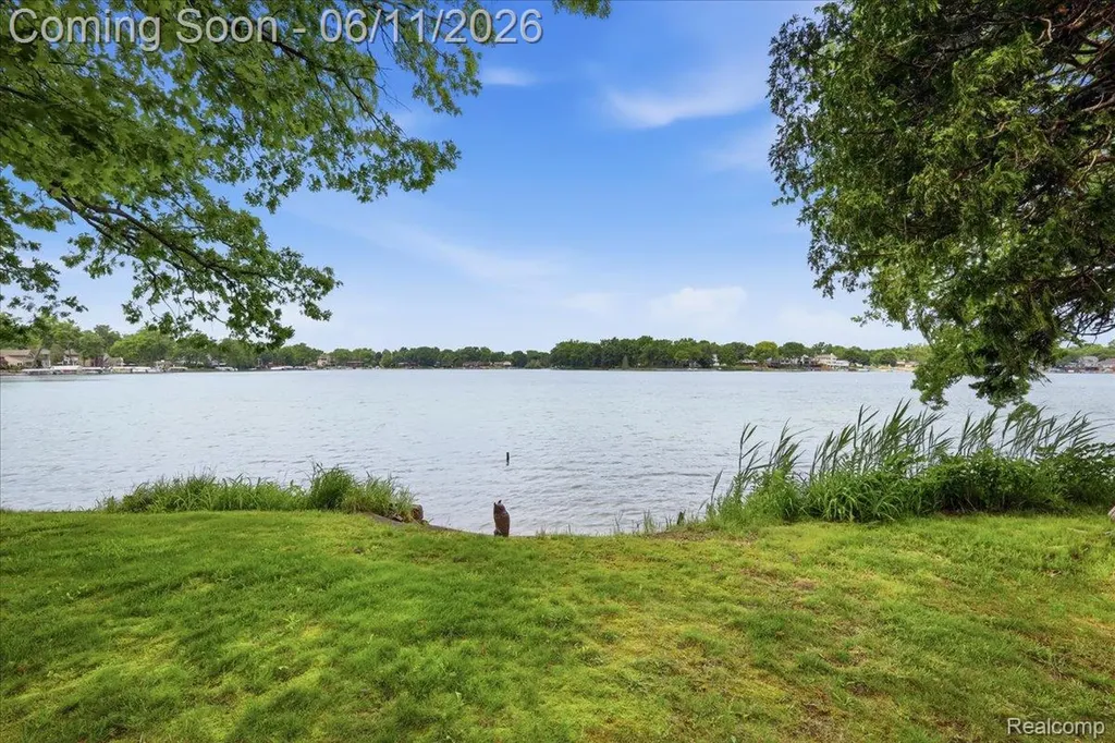 6880 Forestlawn Court Waterford Charter Township MI 48327