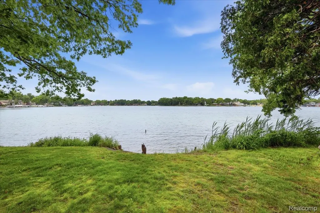 6880 Forestlawn Court Waterford Charter Township MI 48327