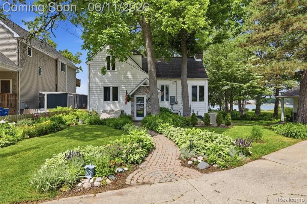 6880 Forestlawn Court Waterford Charter Township MI 48327