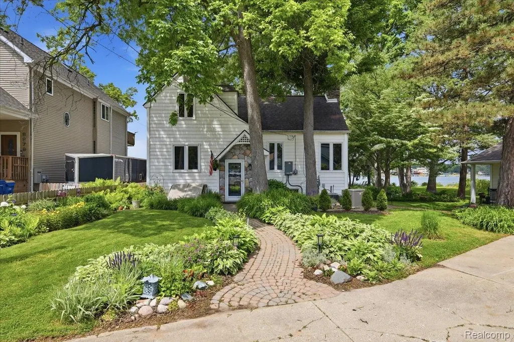 6880 Forestlawn Court Waterford Charter Township MI 48327