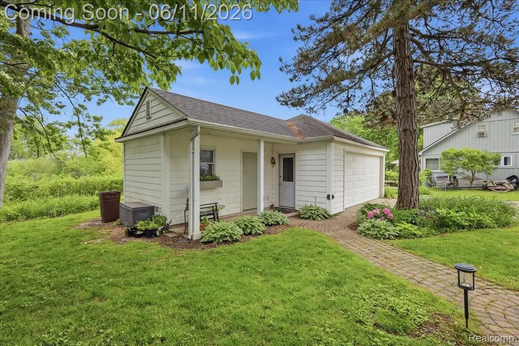 6880 Forestlawn Court Waterford Charter Township MI 48327
