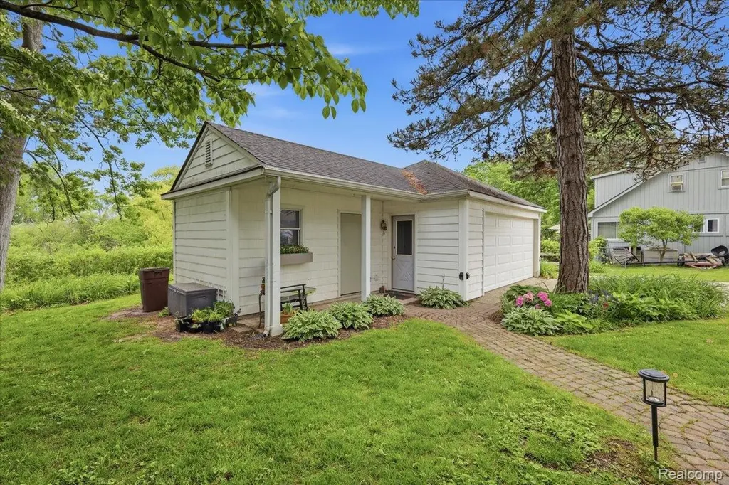 6880 Forestlawn Court Waterford Charter Township MI 48327