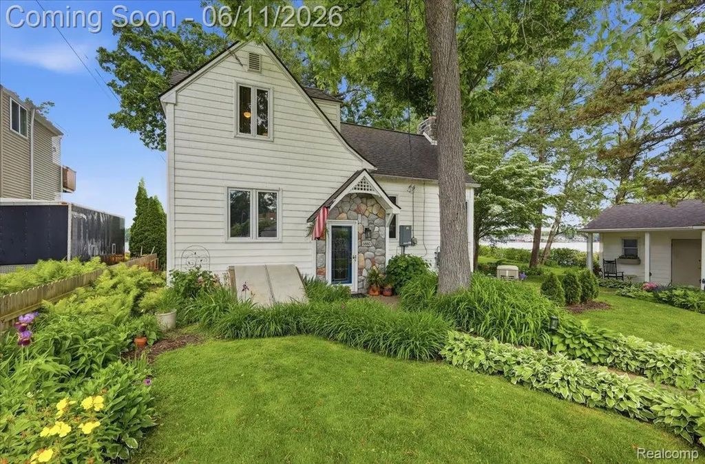 6880 Forestlawn Court Waterford Charter Township MI 48327