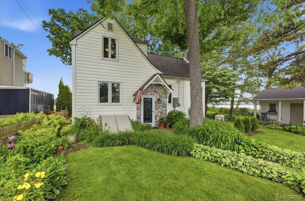 6880 Forestlawn Court Waterford Charter Township MI 48327