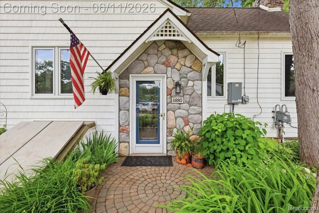 6880 Forestlawn Court Waterford Charter Township MI 48327