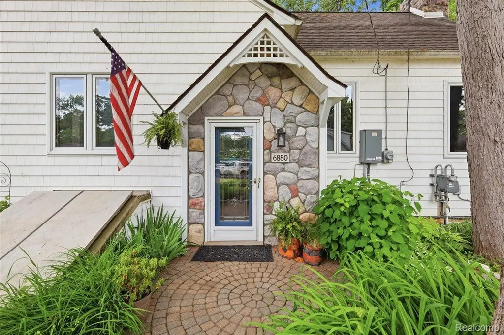6880 Forestlawn Court Waterford Charter Township MI 48327