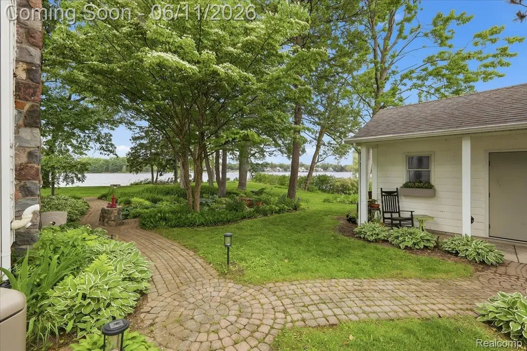 6880 Forestlawn Court Waterford Charter Township MI 48327