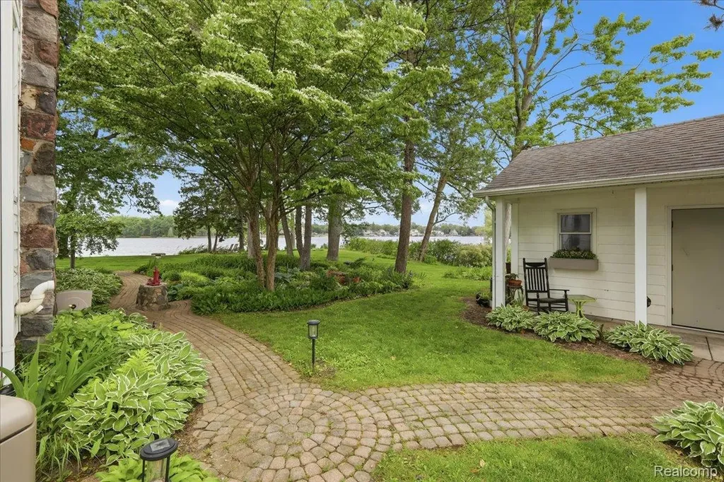 6880 Forestlawn Court Waterford Charter Township MI 48327