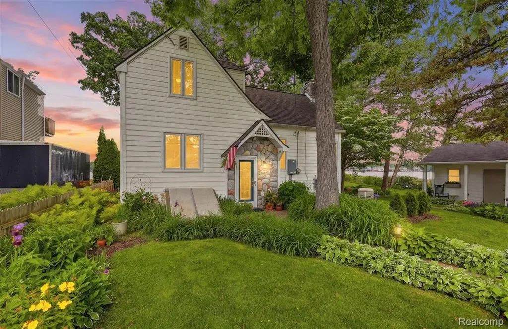 6880 Forestlawn Court Waterford Charter Township MI 48327