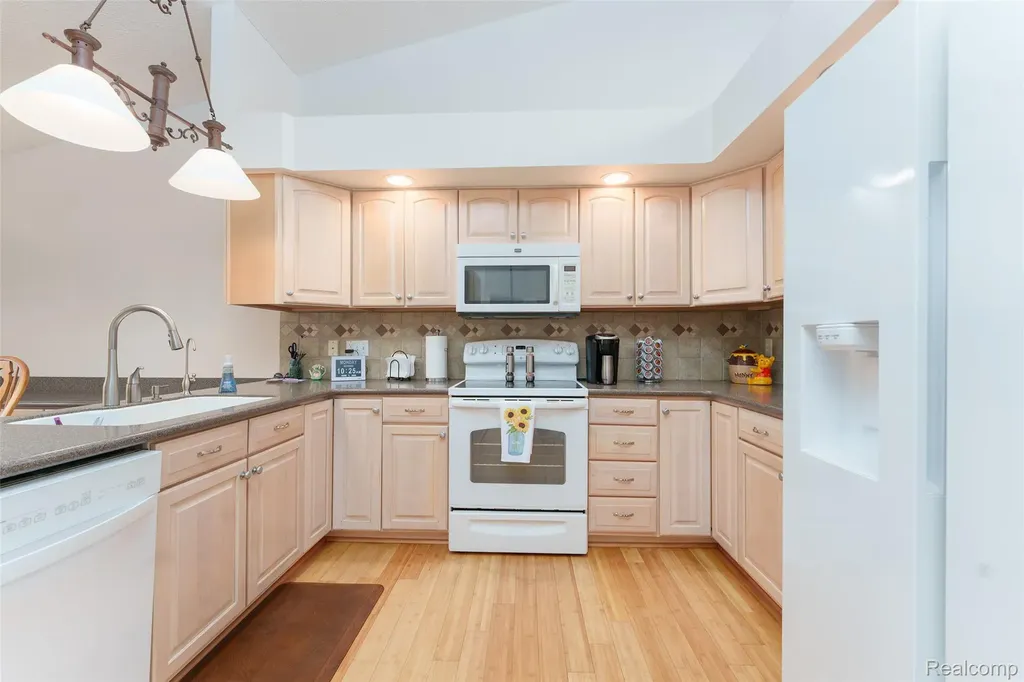 159 Addison Circle Fowlerville Village MI 48836