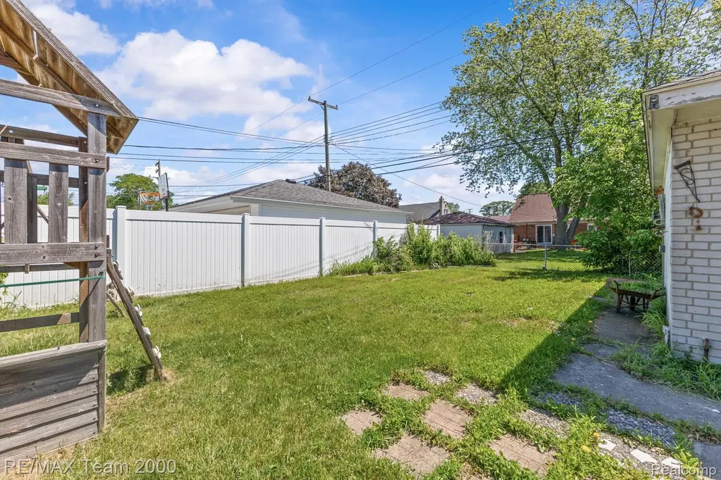 25394 Normandy Street Roseville City MI 48066
