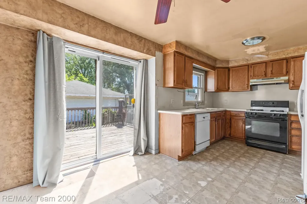 25394 Normandy Street Roseville City MI 48066