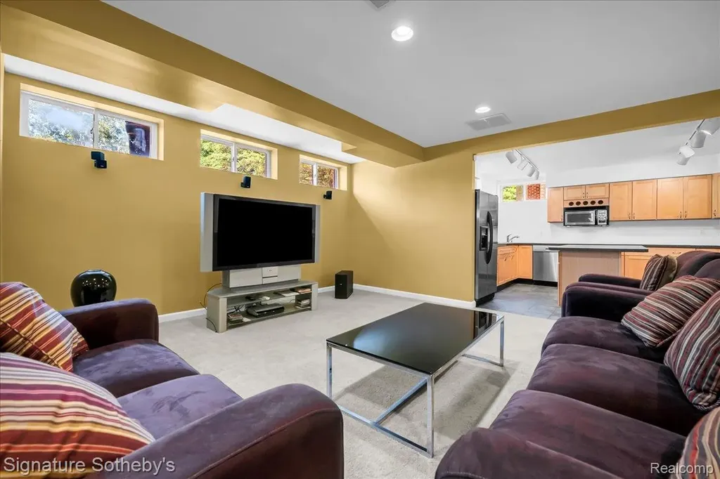 6925 Elm Park Drive Troy City MI 48098