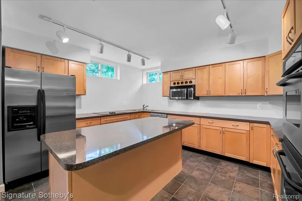 6925 Elm Park Drive Troy City MI 48098