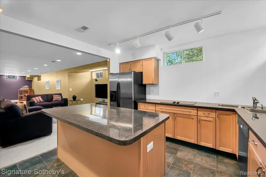 6925 Elm Park Drive Troy City MI 48098