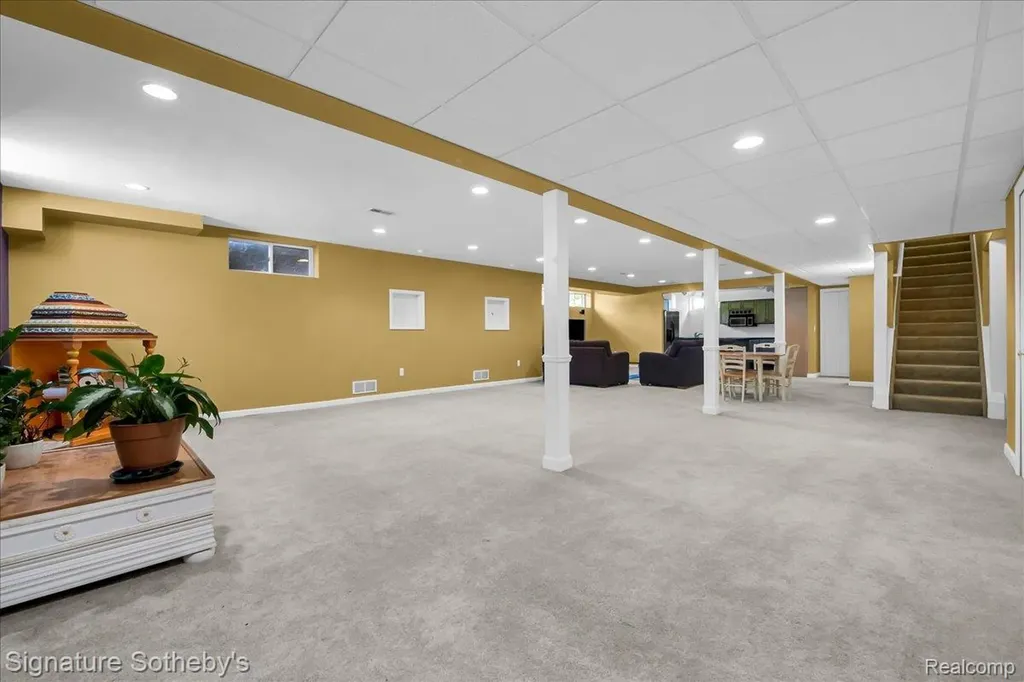 6925 Elm Park Drive Troy City MI 48098