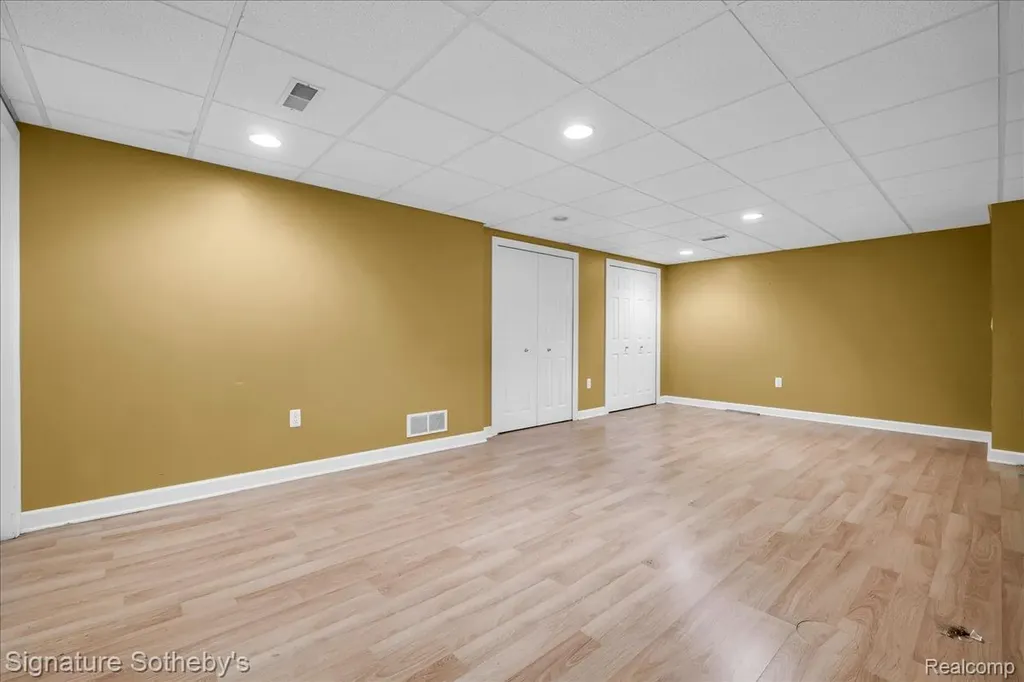 6925 Elm Park Drive Troy City MI 48098