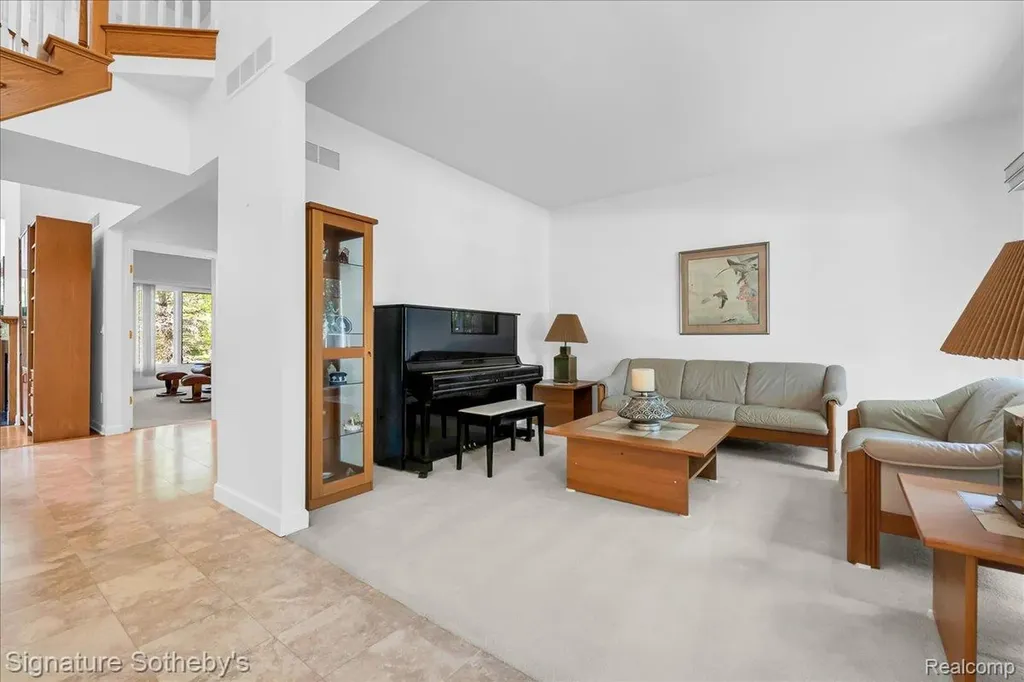 6925 Elm Park Drive Troy City MI 48098