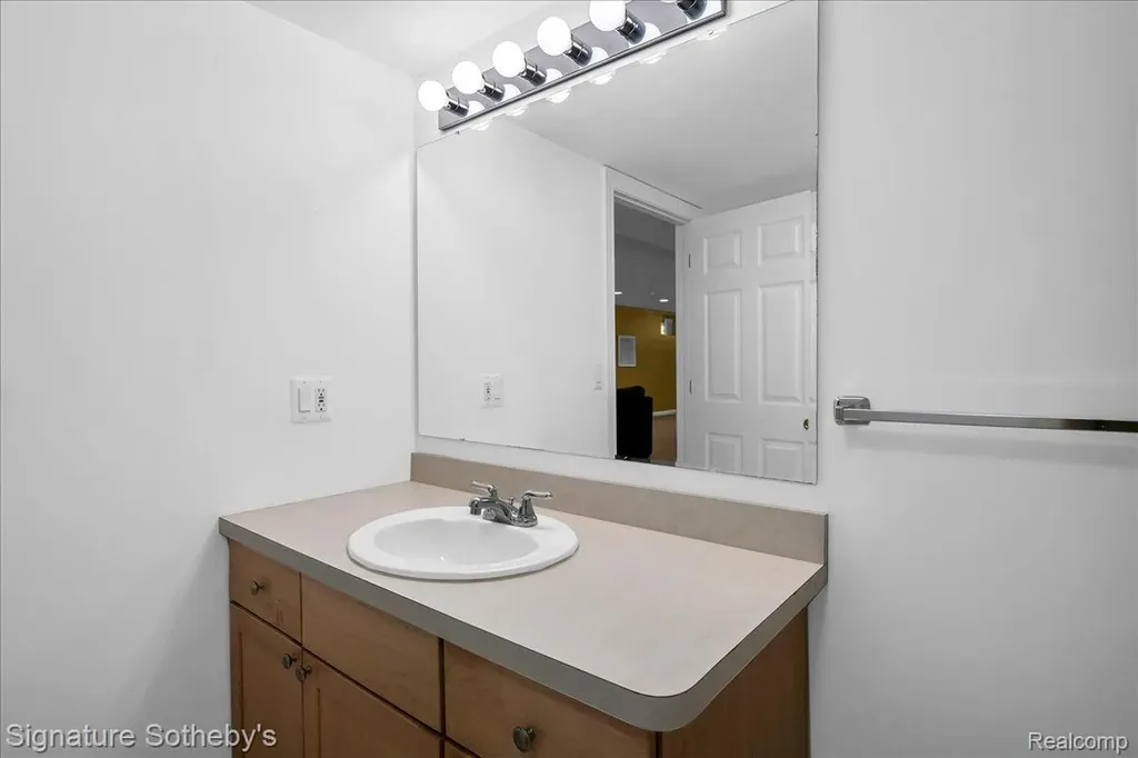 6925 Elm Park Drive Troy City MI 48098