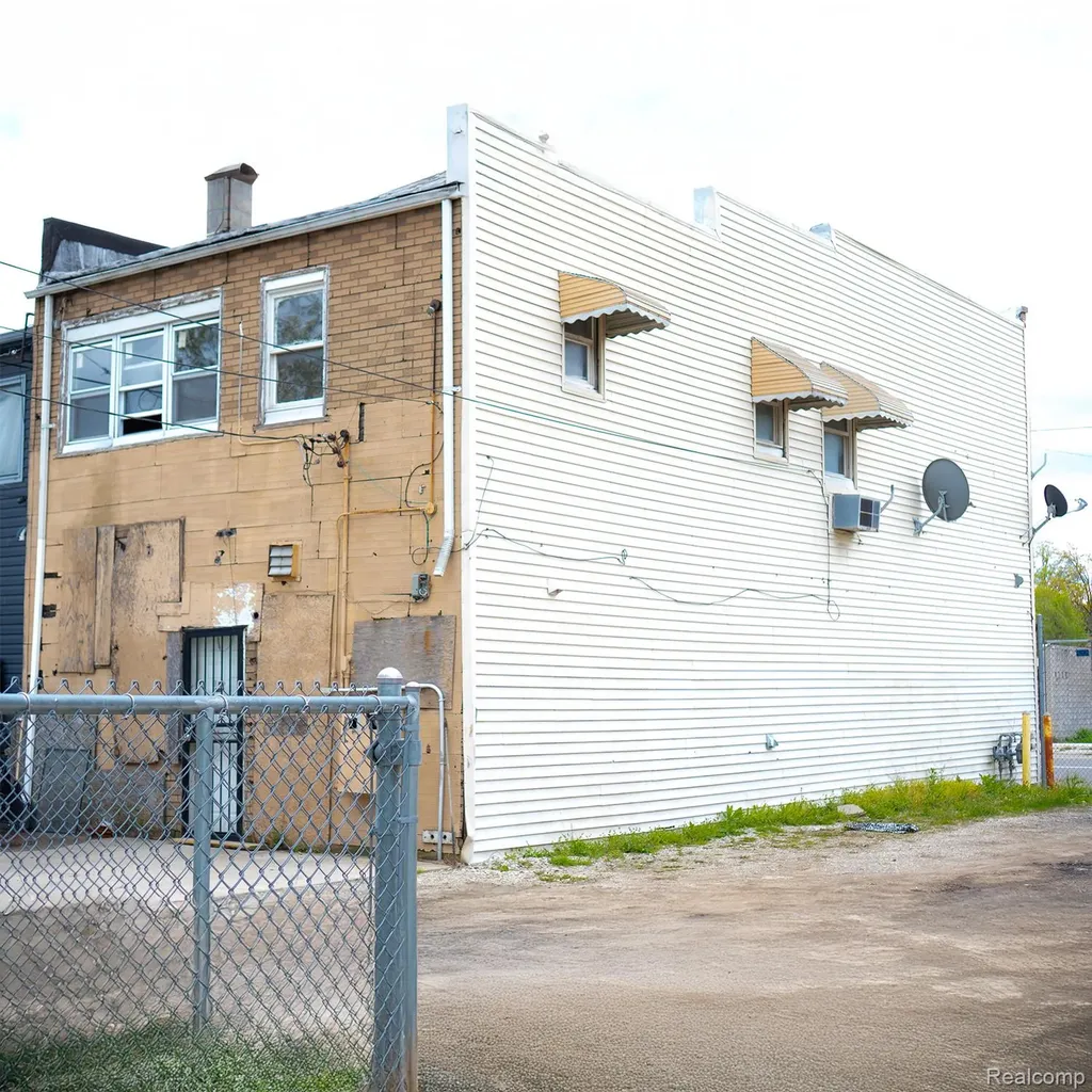 19510 W Warren Avenue Detroit City MI 48228
