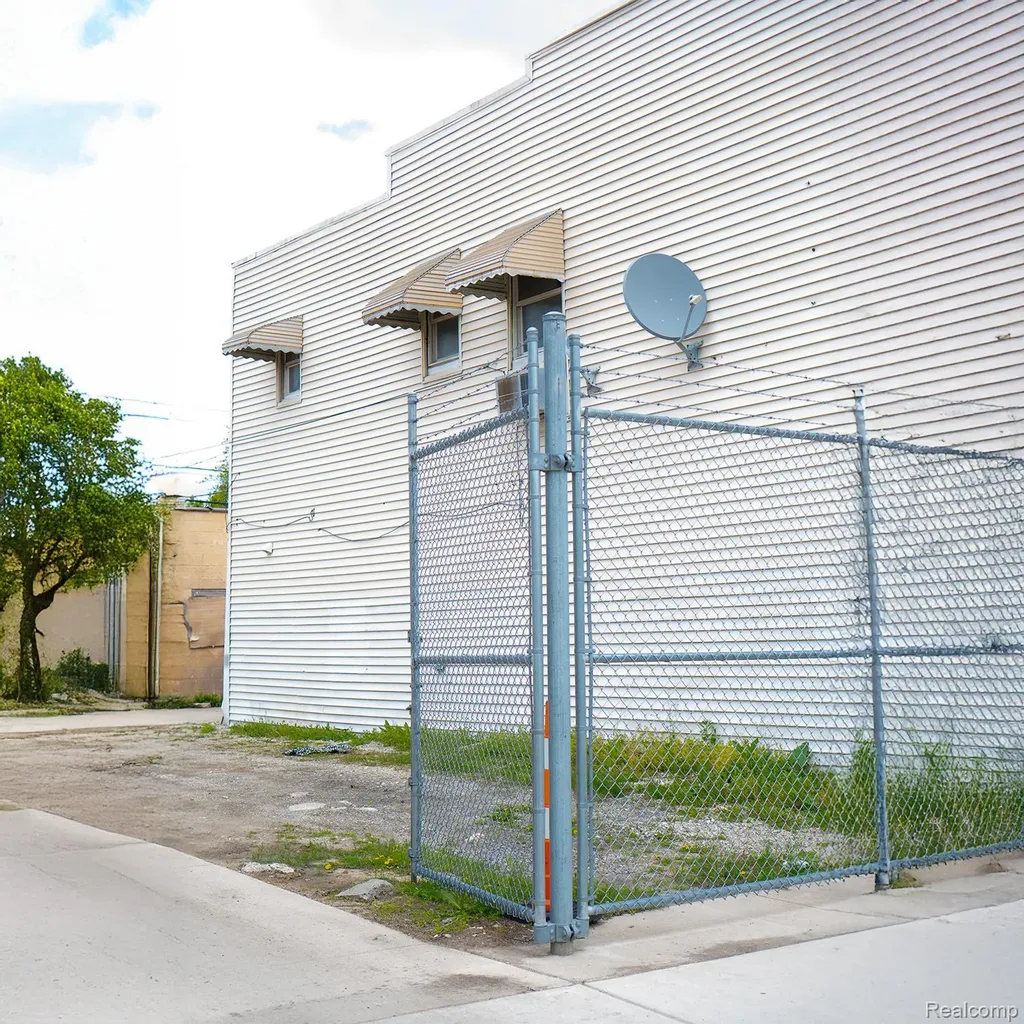19510 W Warren Avenue Detroit City MI 48228