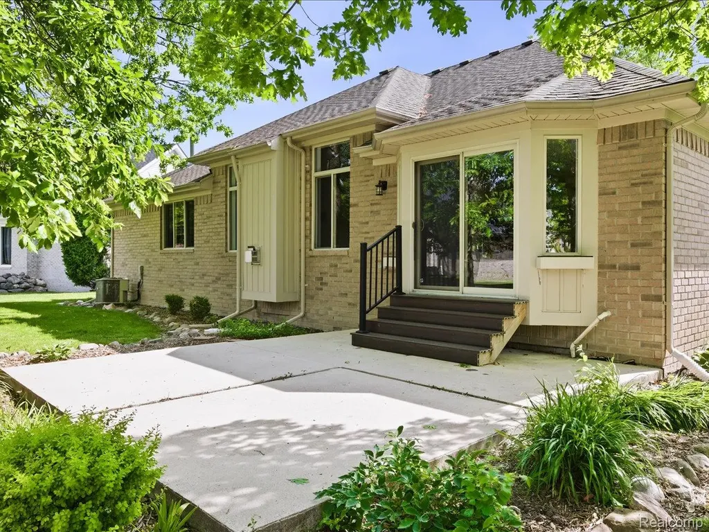 3422 Woodfield Boulevard China Township MI 48054