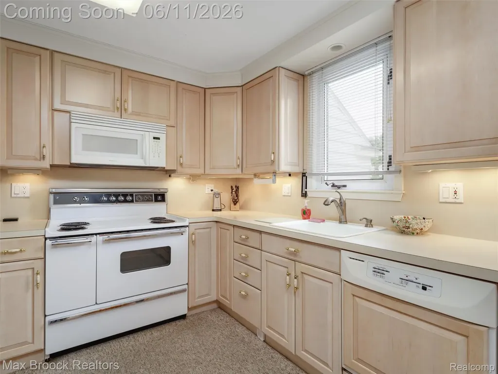 385 Golf View Boulevard Birmingham City MI 48009