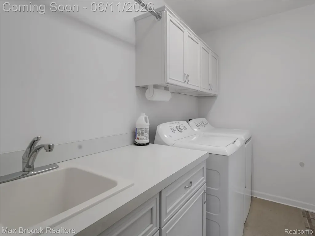 385 Golf View Boulevard Birmingham City MI 48009
