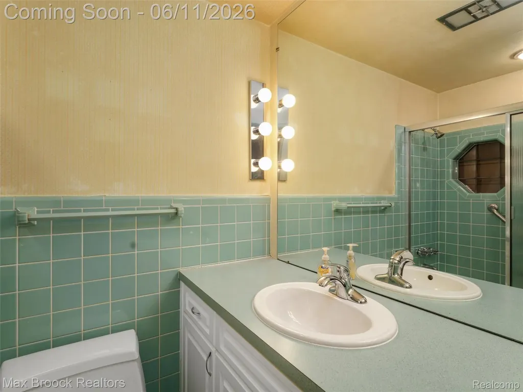 385 Golf View Boulevard Birmingham City MI 48009