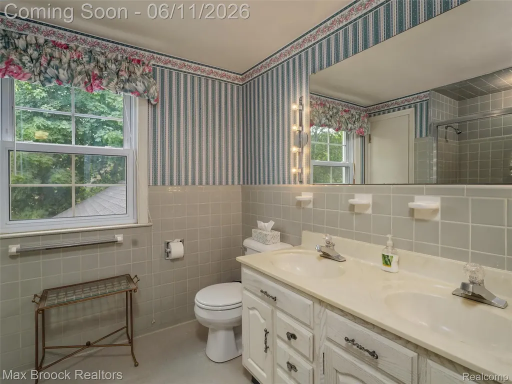 385 Golf View Boulevard Birmingham City MI 48009