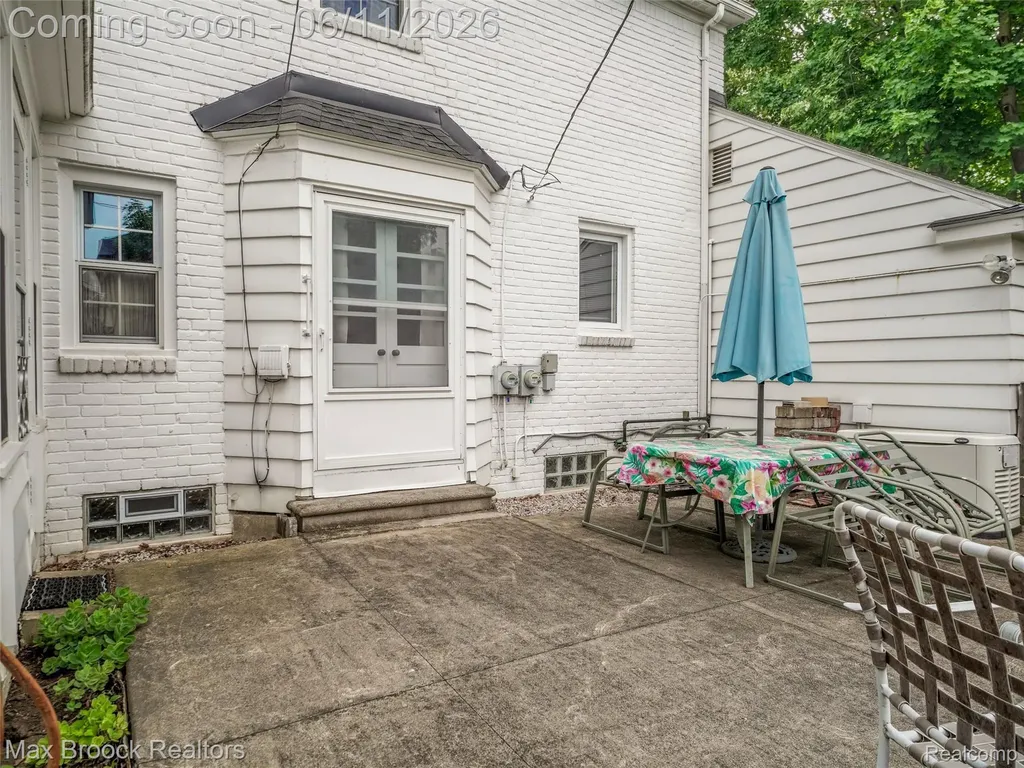 385 Golf View Boulevard Birmingham City MI 48009