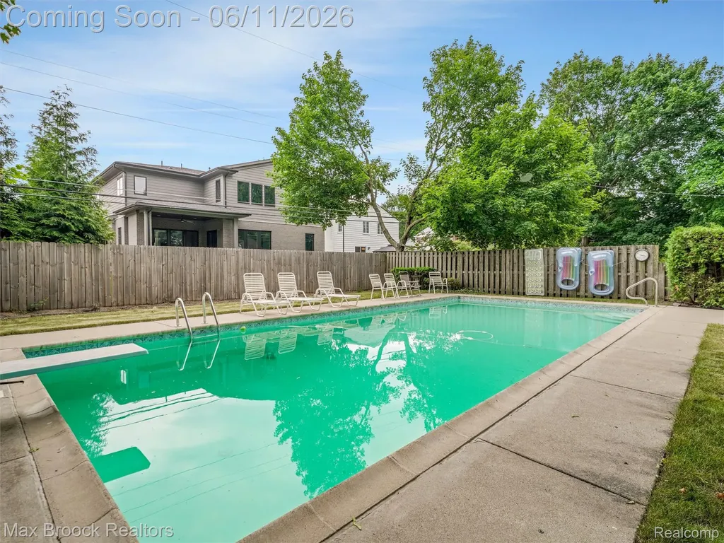 385 Golf View Boulevard Birmingham City MI 48009