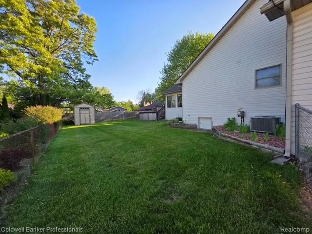 412 Rosette Street Holly Village MI 48442