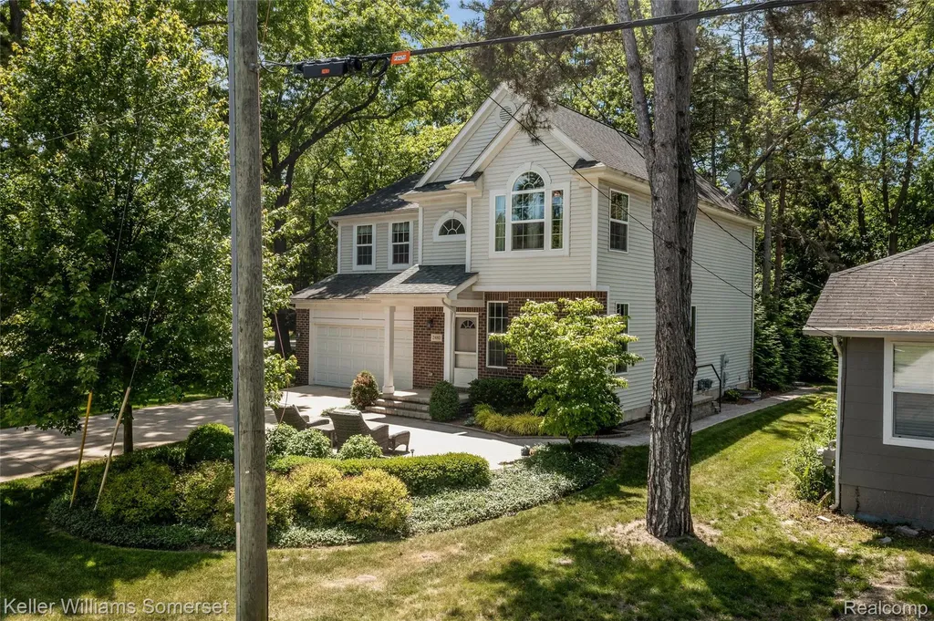 2480 Burleigh Street West Bloomfield Charter Township MI 48324