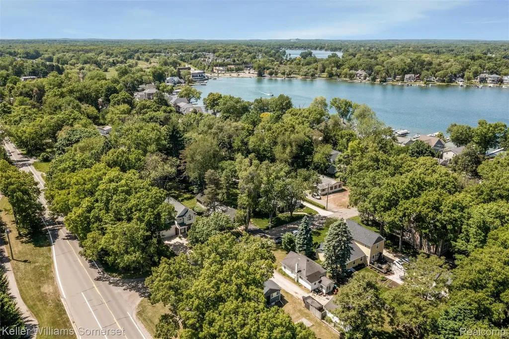 2480 Burleigh Street West Bloomfield Charter Township MI 48324