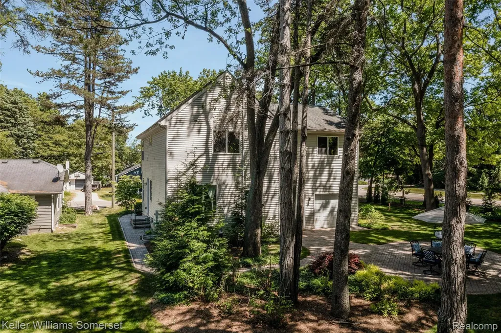 2480 Burleigh Street West Bloomfield Charter Township MI 48324
