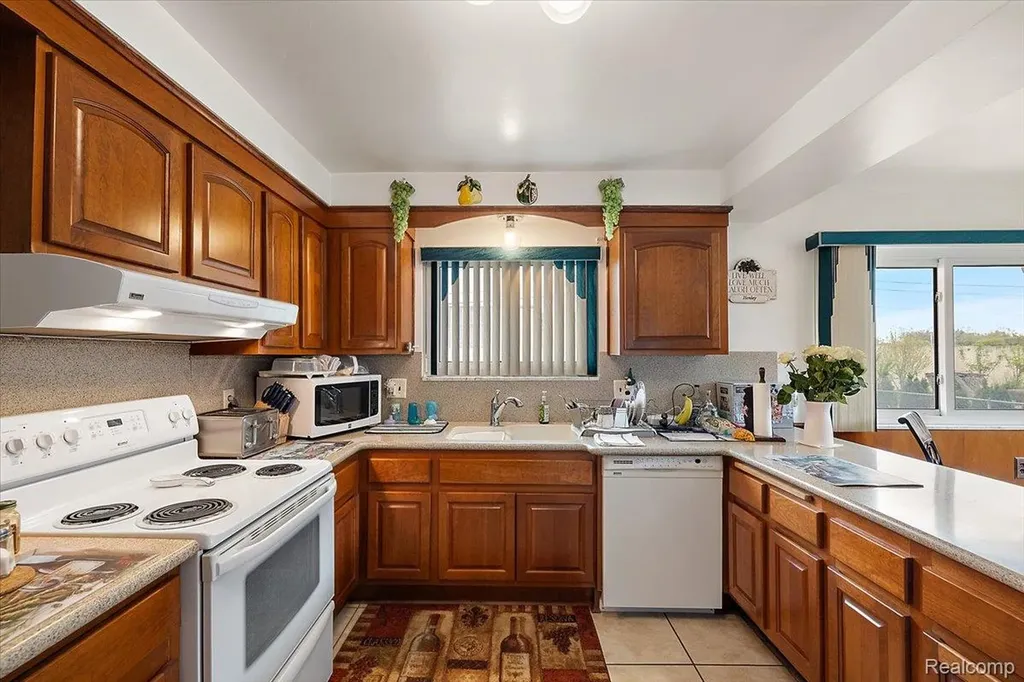 17141 Westhampton Road Southfield City MI 48075