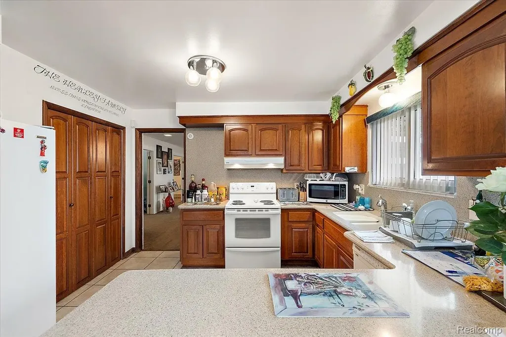 17141 Westhampton Road Southfield City MI 48075