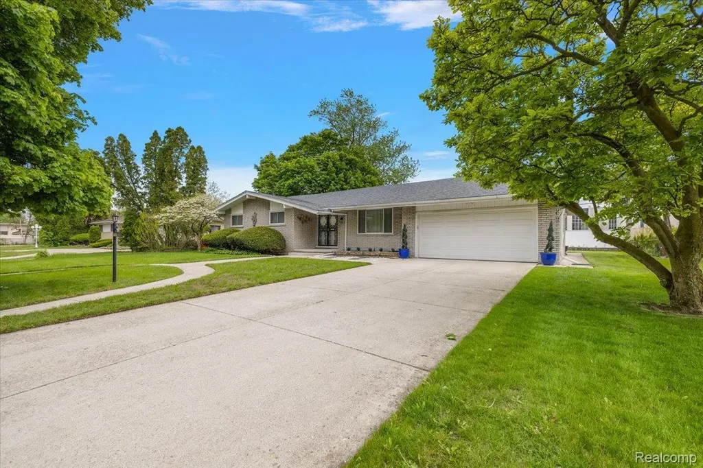 17141 Westhampton Road Southfield City MI 48075