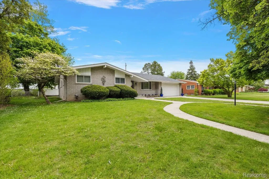 17141 Westhampton Road Southfield City MI 48075