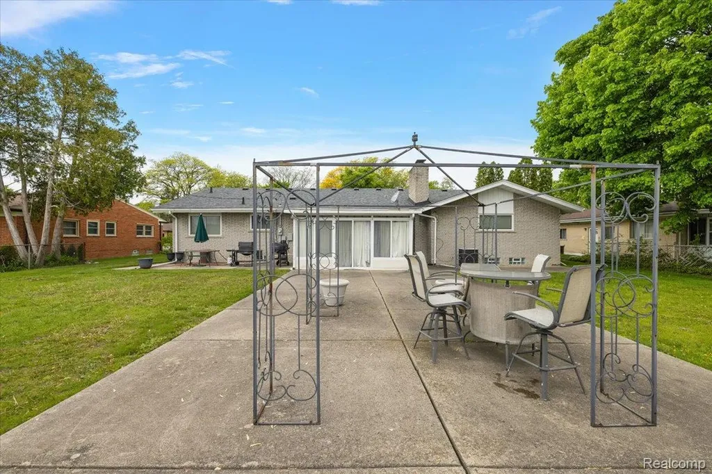 17141 Westhampton Road Southfield City MI 48075