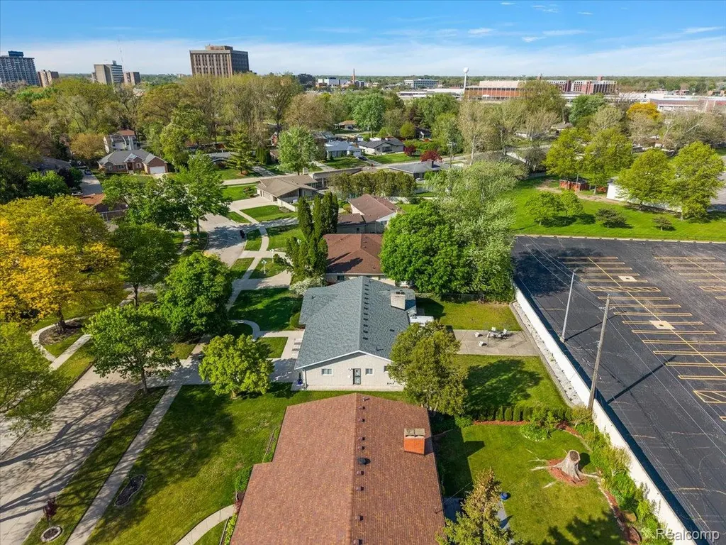 17141 Westhampton Road Southfield City MI 48075